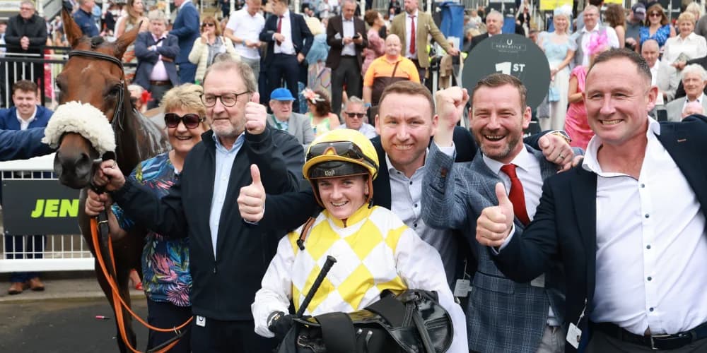 Irish raider Alphonse Le Grande storms to Vase victory